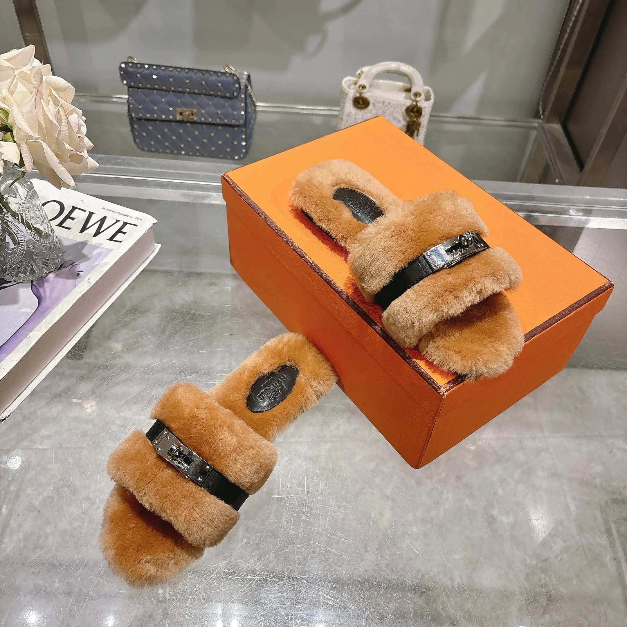 👟👟Ex-factory price 500👟👟 Purchasing agent level Hermes Hermès second uncle hair slippers are in stock all year round. 2025 new and new colors official website, Xiaohongshu synchronizes the latest color matching Hermès hot models are hot online, upgraded workmanship, high quality! Fashionable small wool H-trailers, autumn and winter style flat-soled wool mop, can be customized without standard, non-refundable and non-exchangeable. Fabric: Imported lamb's roll real wool. Lining: Imported lamb's roll real wool. Outsole: Genuine leather outsole. Size: 35-43, [Note: 41, 42, 43 customized]